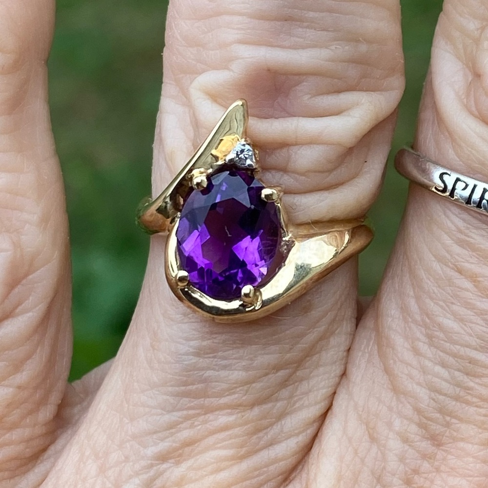 Genuine Amethyst w/ Diamond accent 10k yellow gold ring sz 7.25